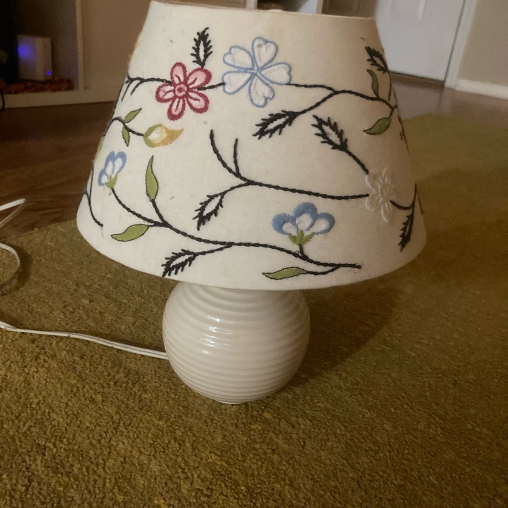 Vtg embroidery lamp